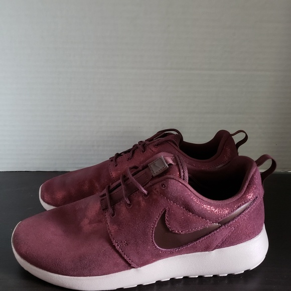 NIKE ROSHE ONE PREMIUM (WOMEN'S 7.5) - Picture 1 of 4